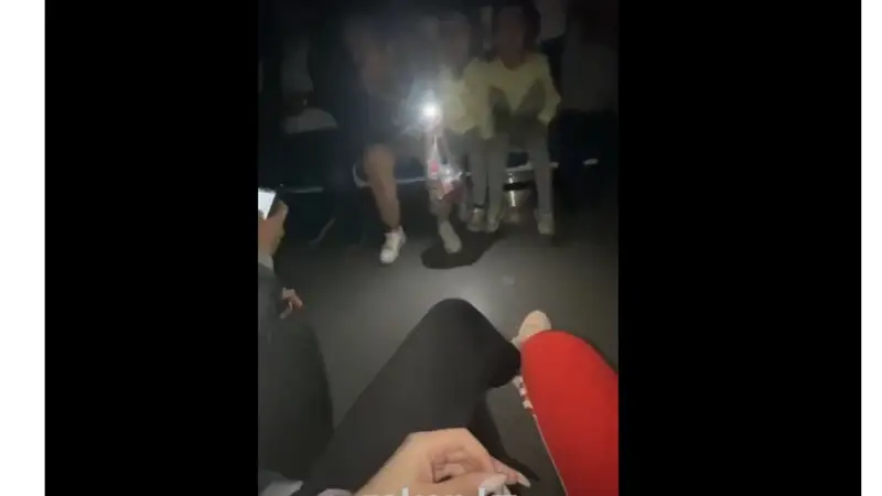 Жолаушылар жарықсыз отырған: Алматы метросы 15 минутқа тоқтап қалды