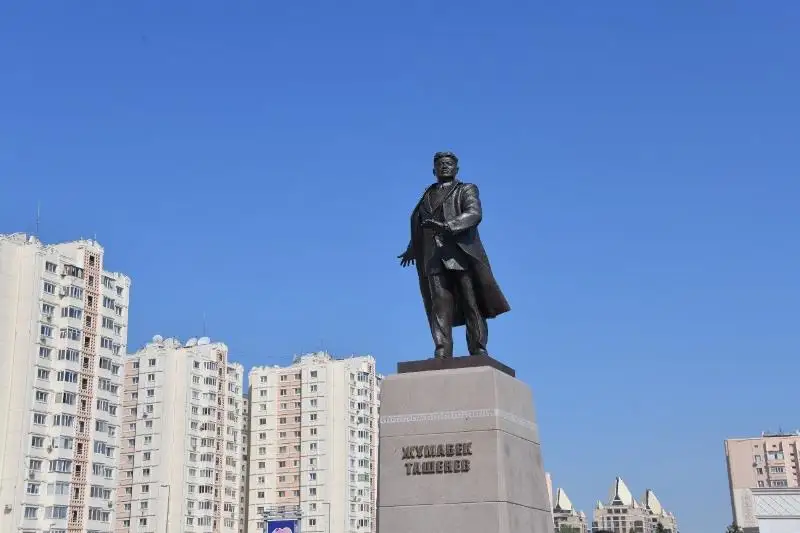 Жұмабек Тәшеневке ескерткіш қойылды