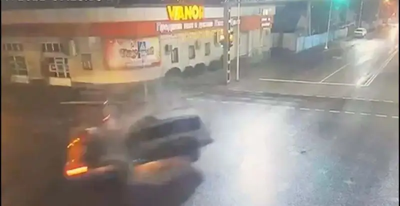 Алматылық жігіт мас күйде көлік ұрлап, жол апатына түсті (видео)