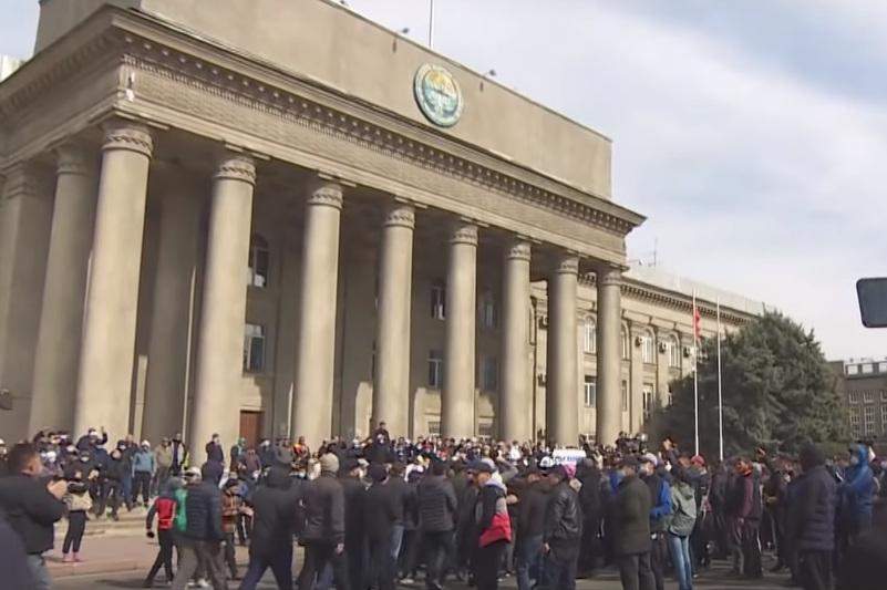 Бішкекте митингіге шыққан топ үкіметтен қару беруін талап етті 