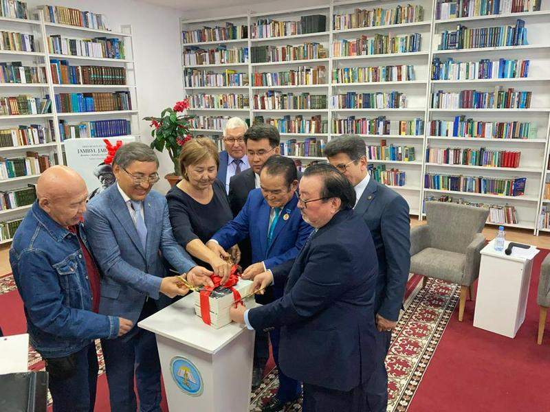 Жамбыл өлеңдері түрік тілінде кітап болып шықты