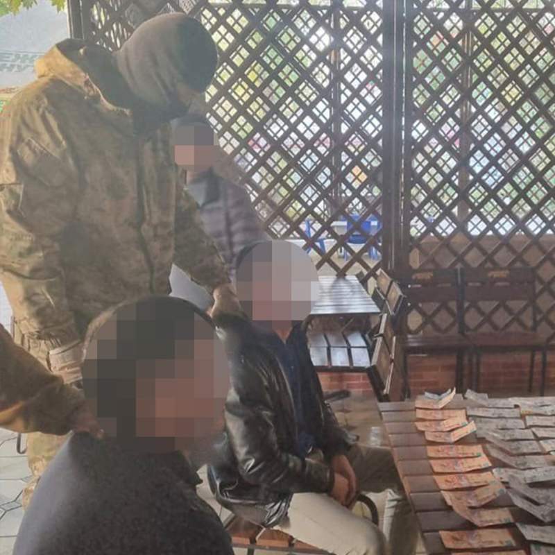 Шектеуі бар адамдарды шекарадан өткізумен айналысқан қылмыстық топ ұсталды