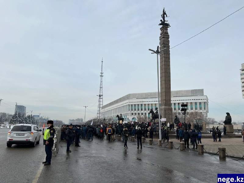 «Назарбаев көшесі «Қаңтар» деп аталсын!». Алматыдағы митингіден фоторепортаж