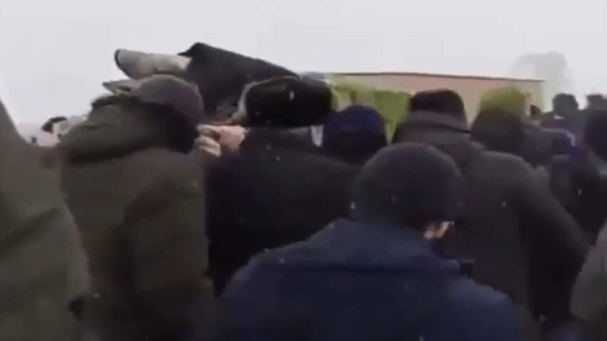 Пайғамбарды мазақ етті: Франциялық мұғалімнің басын кескен жігіт құрметпен жерленді (видео)