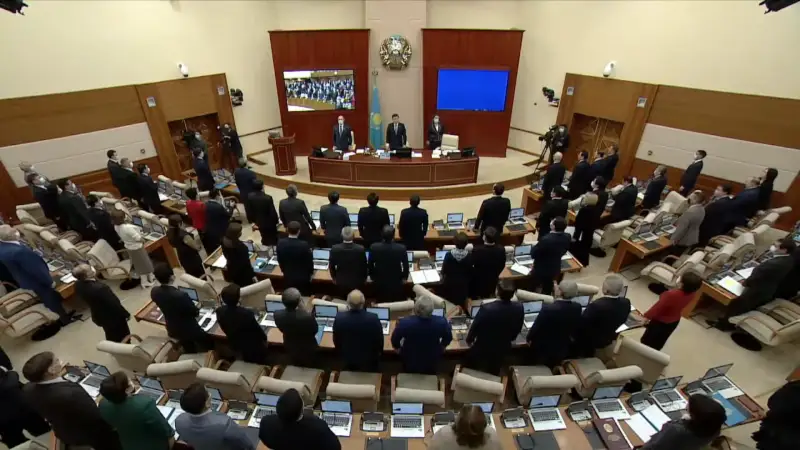 Мәжіліс отырысы бір минут үнсіздікпен басталды