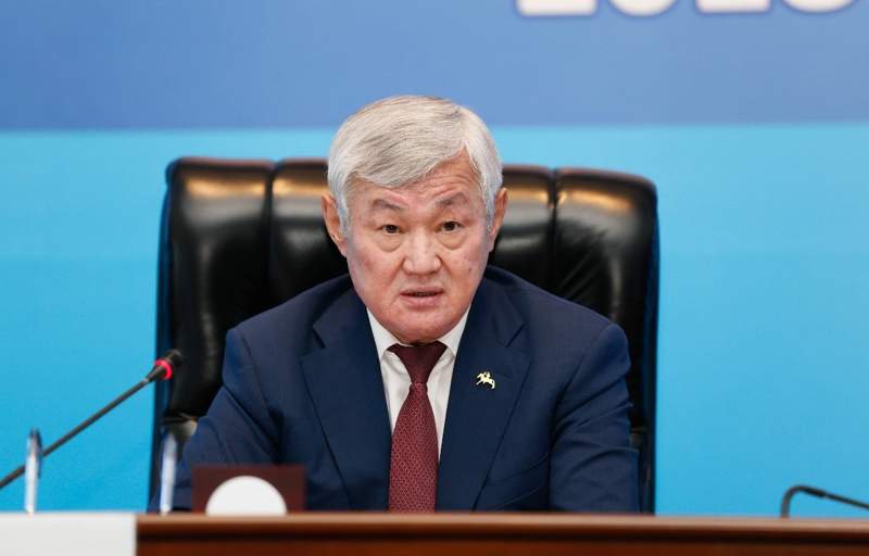 Сапарбаевтың халыққа есеп беру кездесуінде мінбердегі елтаңба құлады