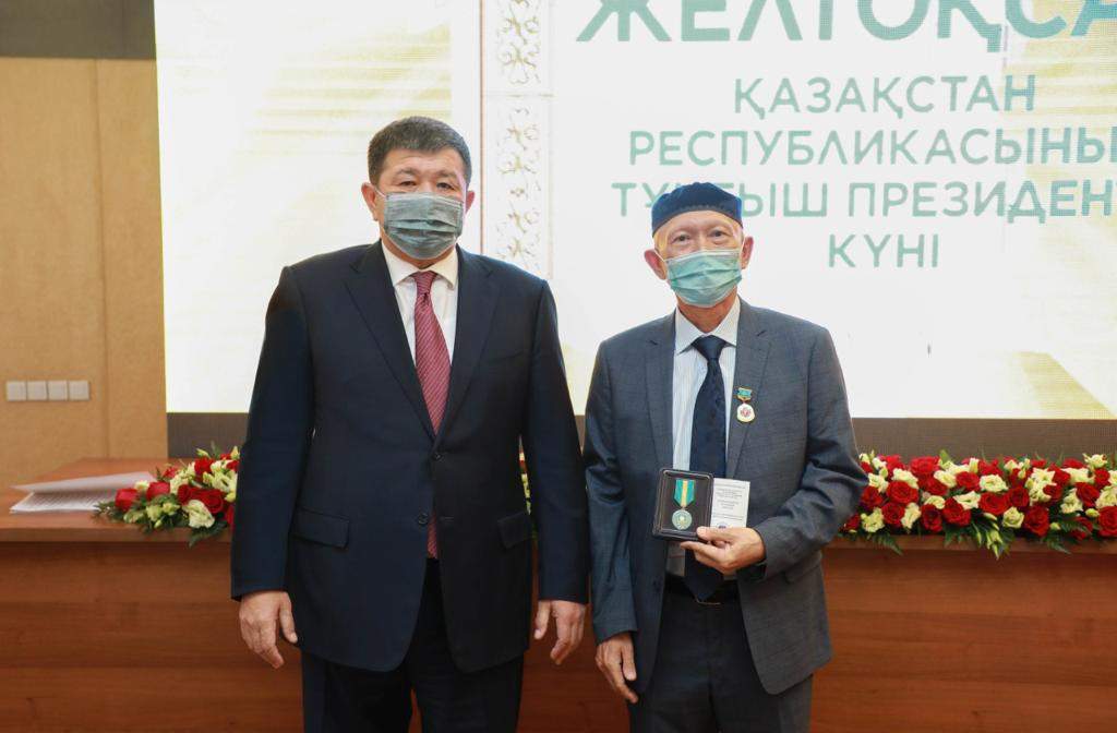 Бір топ атыраулық Тұңғыш президент күні қарсаңында марапатталды