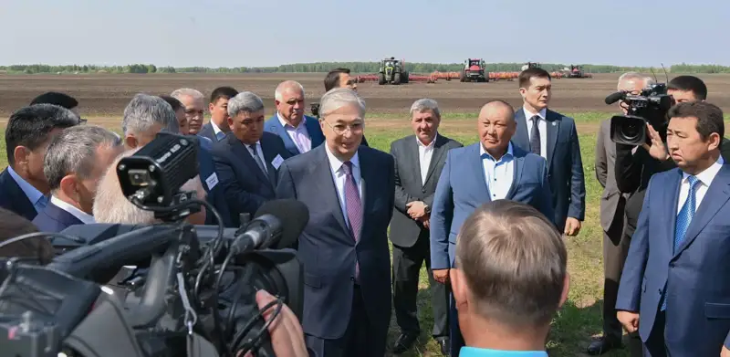 Тоқаев егіс науқанымен танысу үшін «Дайындық Агро» ЖШС-ға қарасты егістік алқабын аралап көрді