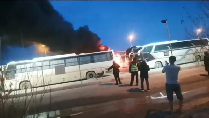 Теңіз кен орнында бес жолаушылар автобусы өртенді