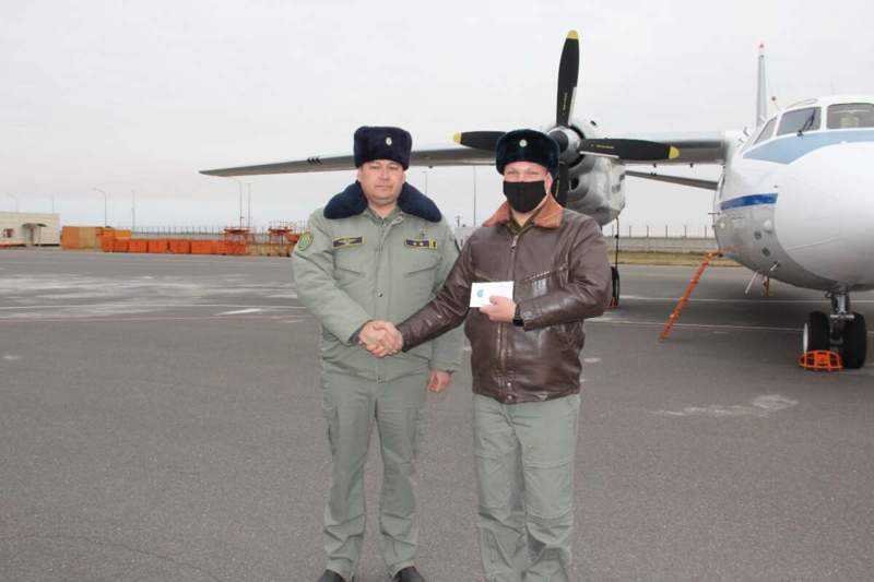 Ұшақта адам өмірін құтқарған ұландық офицер марапатталды  