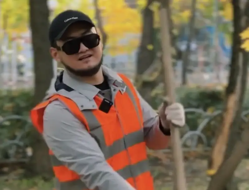 «Ұлы дала баласы» ұлы даласын сыпырып жатыр: Төреғали Төреәлі сот үкімін қалай орындап жатқанын көрсетті