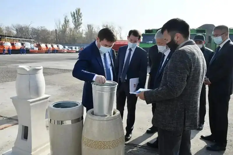 Заманауи үлгіде кіші сәулет мүсіндері орнатылуда