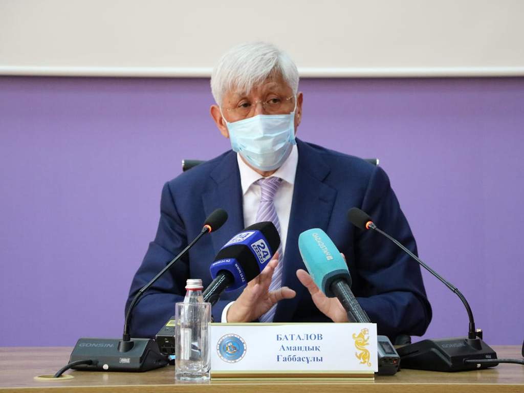 Ентігу мен жүрегіне ауа жетпейді: Амандық Баталов астанаға жеткізілді