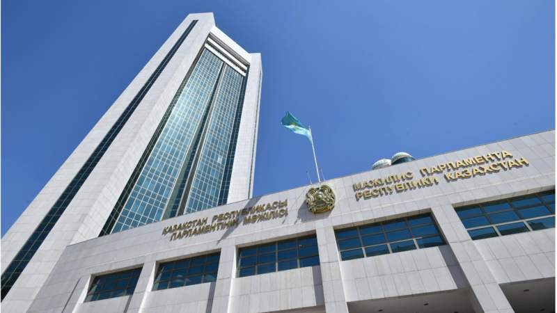 Мәжіліс отырысы бір минут үнсіздікпен басталды