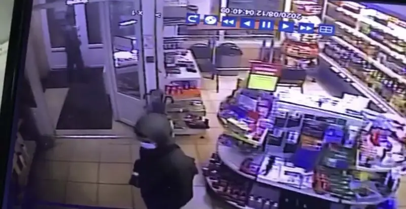 Алматыда бетперде киген үш адам жанармай бекетіне қарақшылық шабуыл жасады 