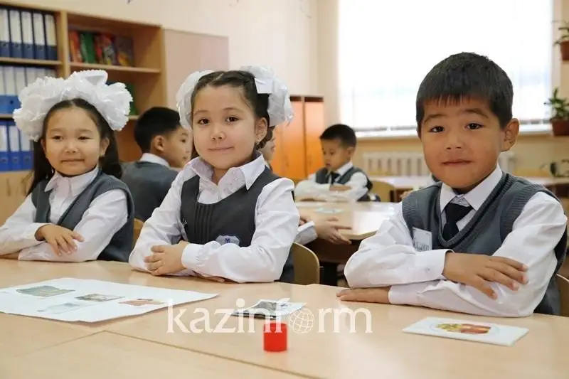 Вице-министр: Төртінші тоқсанда барлық оқушы аралас форматта оқуға көшеді 