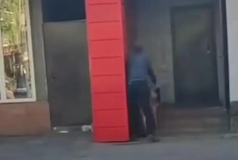 Полиция көшеде әйелді соққыға жыққан ер адамды іздеп жатыр 