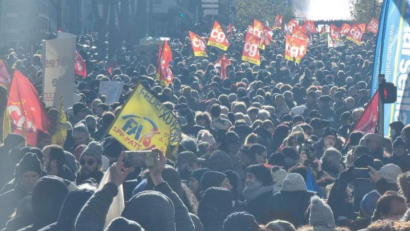 Франция халқы зейнетақы реформасына наразылық білдіріп, шеруге шықты