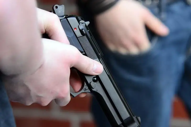 Шетелде 16 жастағы Қазақстан азаматын кім атты?