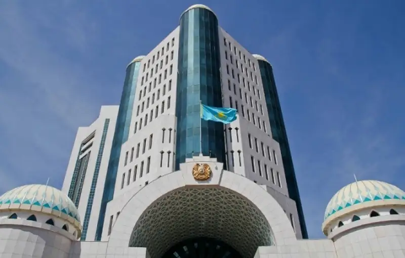 Сайлау алдында сенаторлар «сүйкім жинауға» кірісті