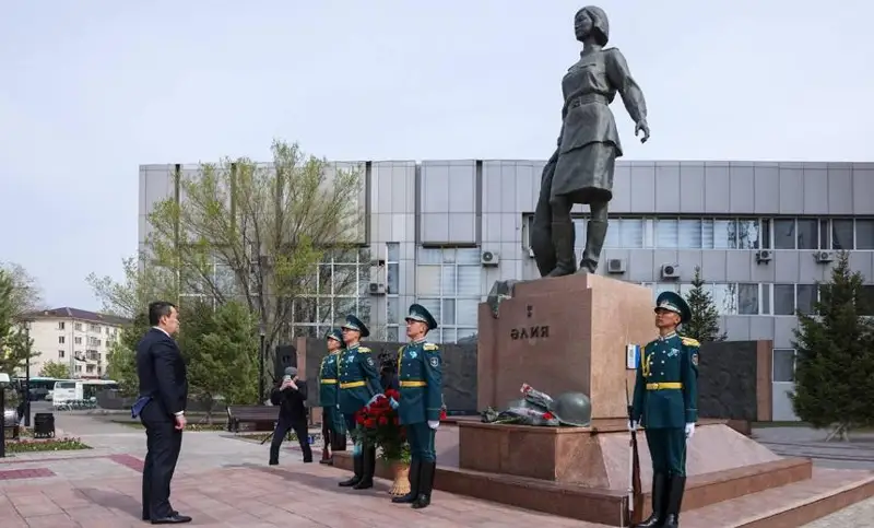 ҚР Премьер-Министрі Әлия Молдағұлованың ескерткішіне гүл шоқтарын қойды