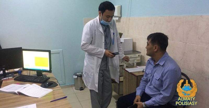 Алматыда автобусты есірткі шегіп алып айдаған жүргізуші ұсталды