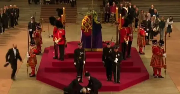 II Елизаветамен қоштасу рәсімінде әскери қызметкер есінен танып қалды