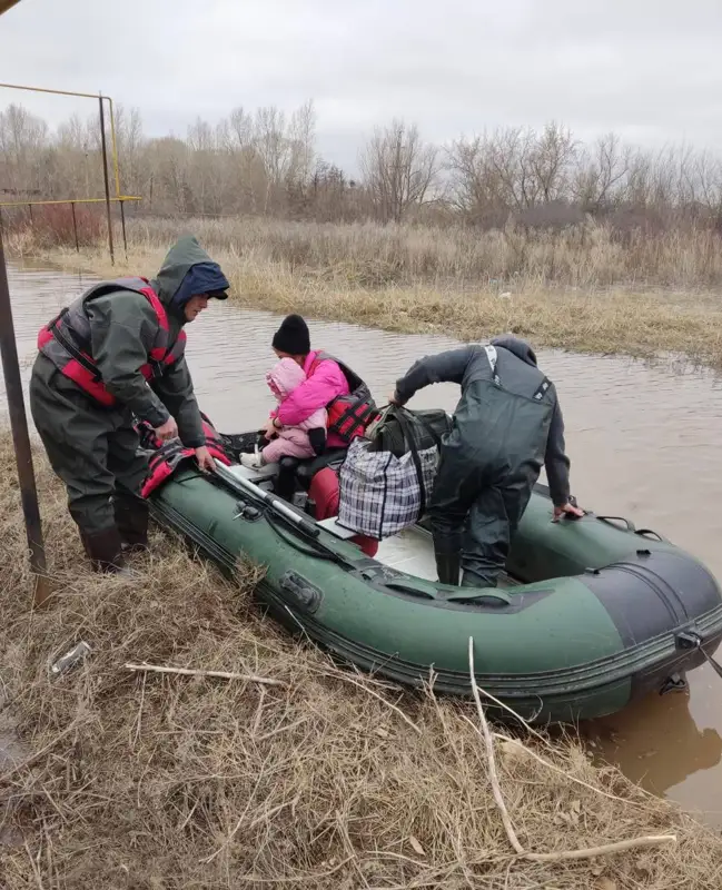 Ақтөбе қаласында Қарғалы өзенінің маңындағы адамдар эвакуацияланып жатыр