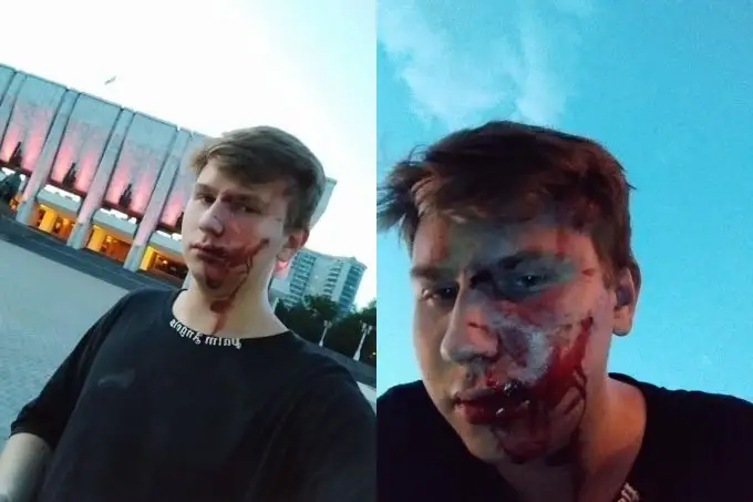 Алматыда Бекшинді жиі сынаған блогерді сабап кетті