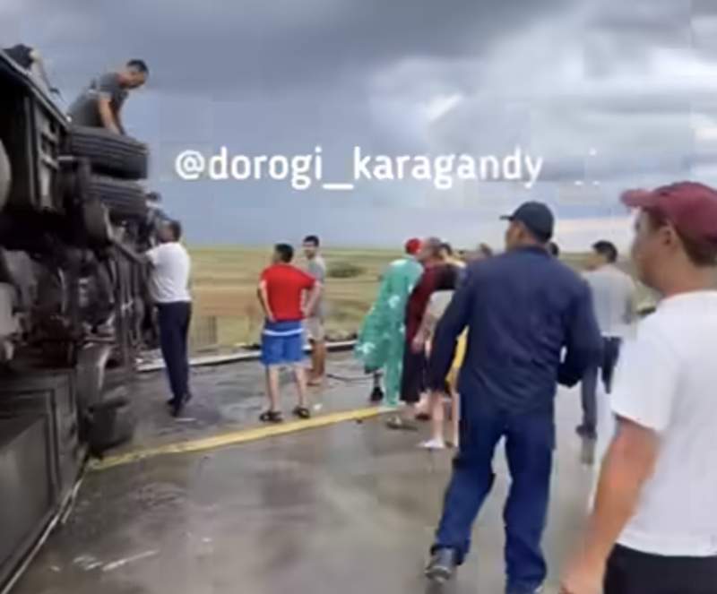 Алматыдан Астанаға бара жатқан автобус қатты желден аударылды