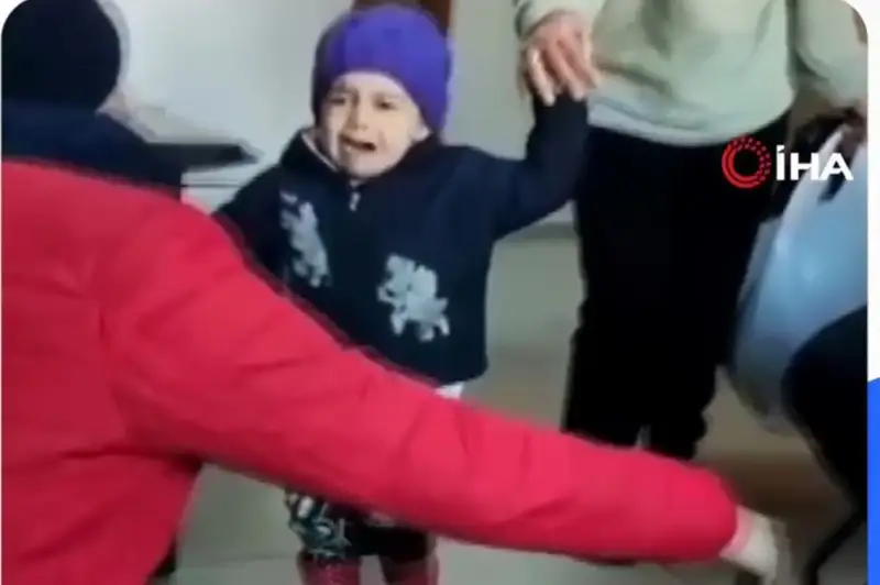 Үйінді астынан аман қалған әкенің 4 жасар қызымен кездесуі жүректерді жылатты