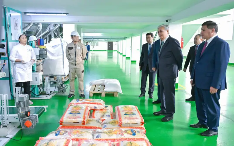 Қасым-Жомарт Тоқаев «Алтын орда» күріш зауытының жұмысымен танысты