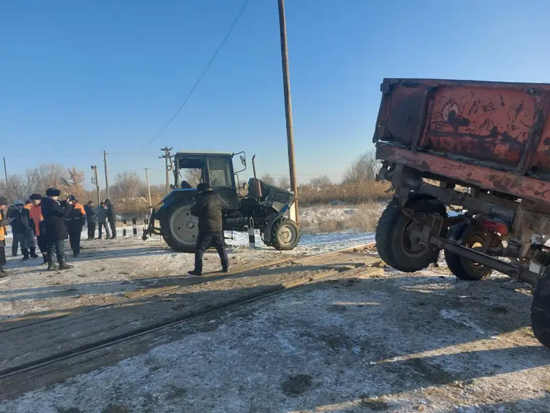 Жетісу облысында трактор жүк пойызымен соқтығысты  