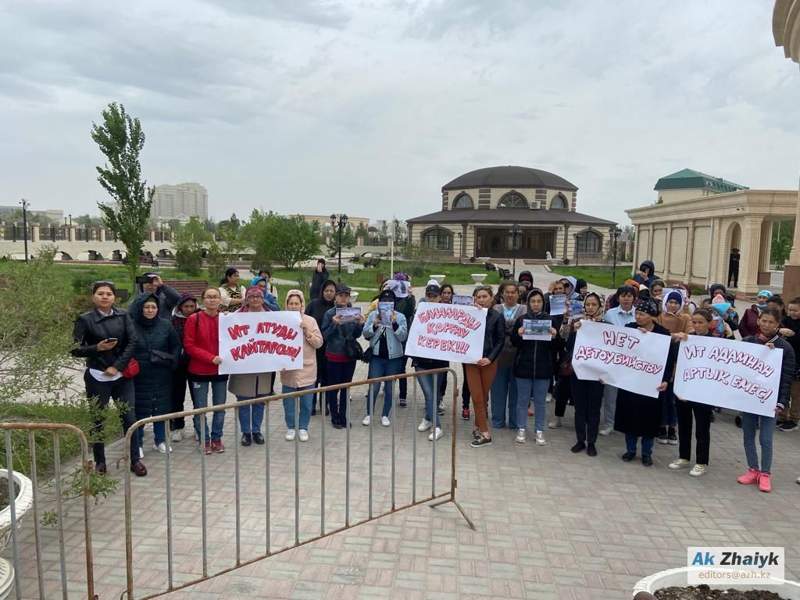 Балаларды қауып жатыр: Атырауда аналар қаңғыбас иттерді ату шарасын қолға алуды талап етті