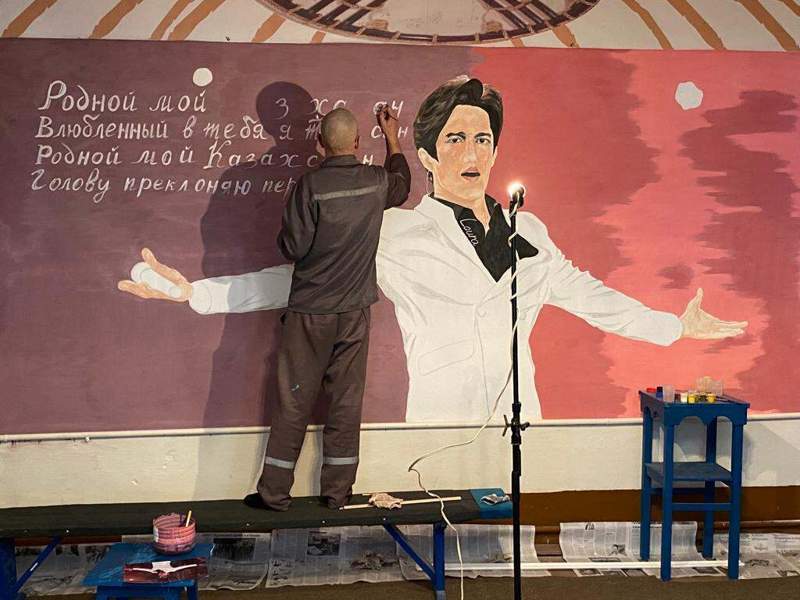 Түрмеде Димаш Құдайбергеновтің муралы салынды  