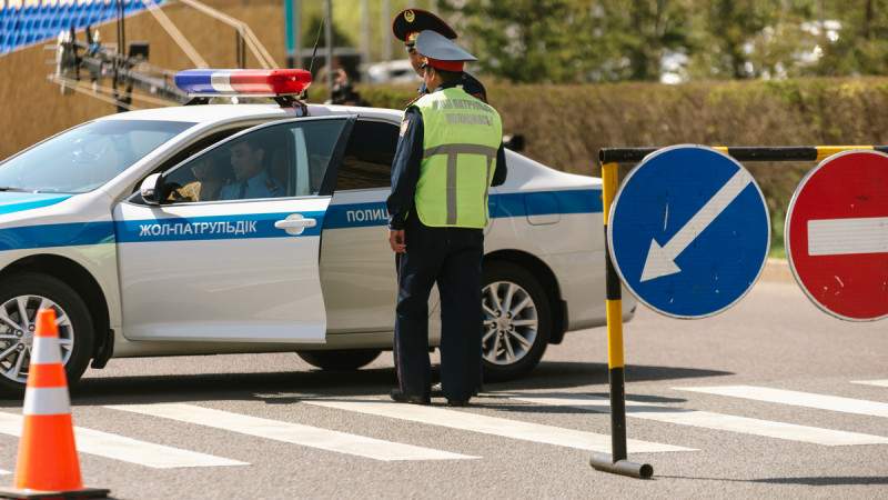 Алматы облысында жоғары лауазымды полицейдің көлігіне оқ атылды
