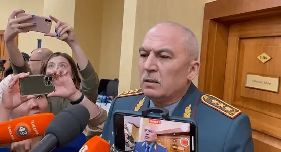 Қорғаныс министрі: Сарбаздар ата-аналарынан ақшаны тәтті тамақ жегісі келгендіктен сұрайды