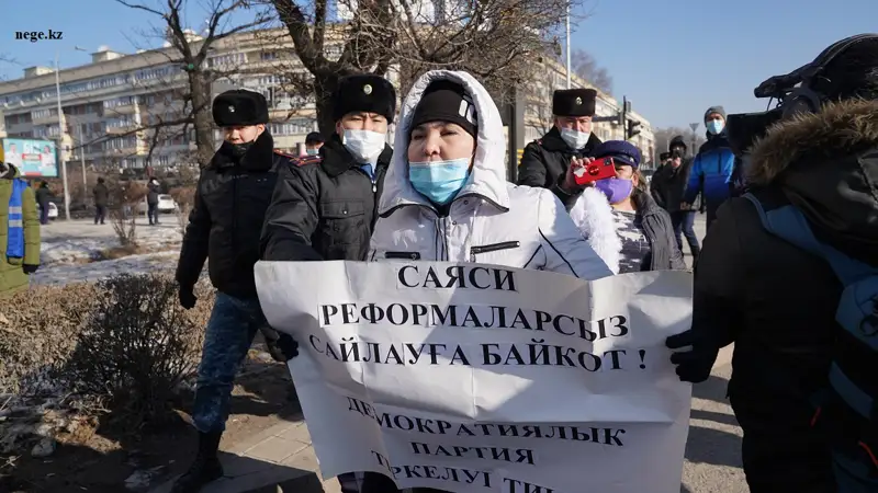 Алматыдағы алаңда митинг өтуде