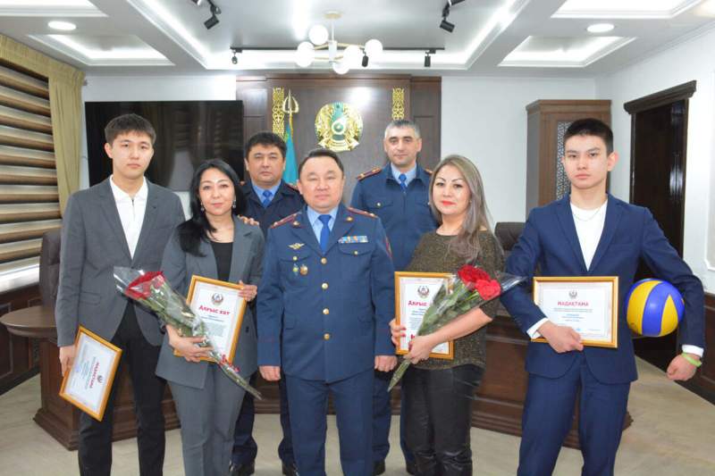 СҚО-да мектепке балтамен келген баланы ұстаған оқушылар марапатталды 