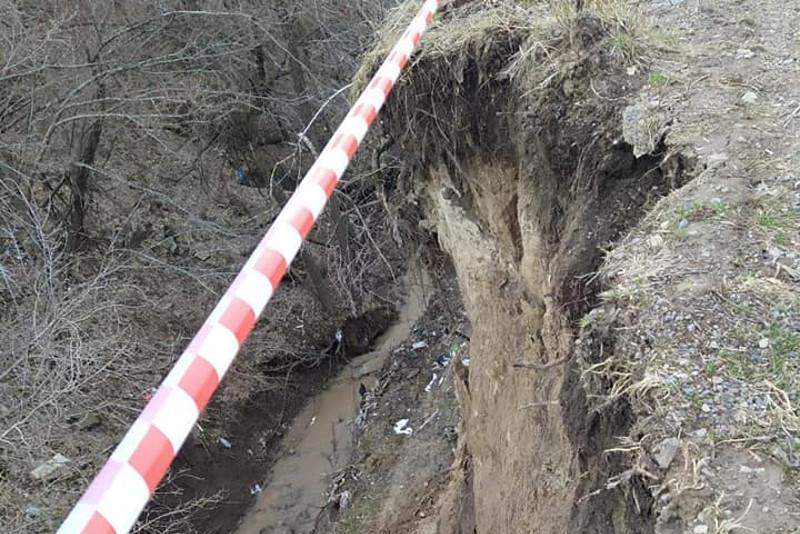 Алматыда жолдың бір бөлігі опырылып түсті