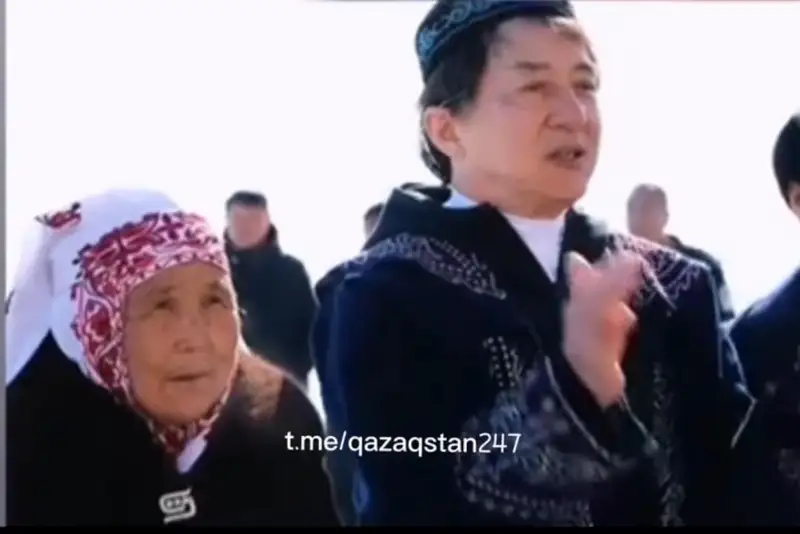 Джеки Чан Іле-Қазақ автономиялық округіне келіп, қазақша ән айтты (видео)