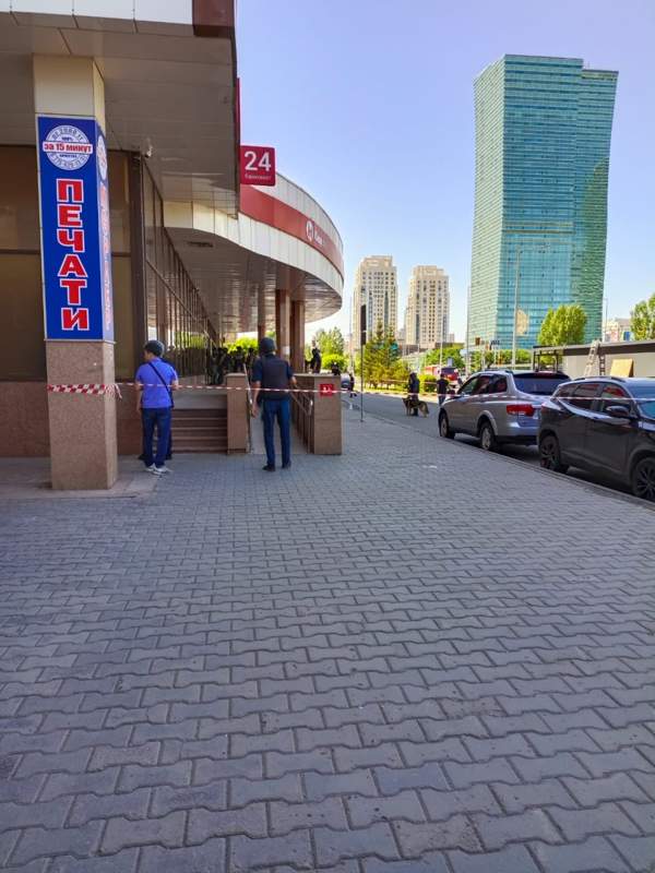 Қаруланған ер адам Астанадағы Kaspi банк ғимаратында тұрғындарды тұтқында ұстап отыр