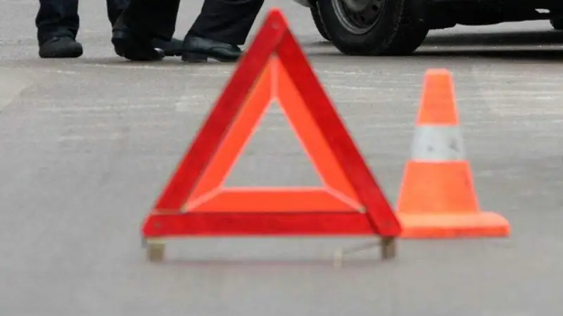 Жетісу облысында жолаушылар автобусы аударылды