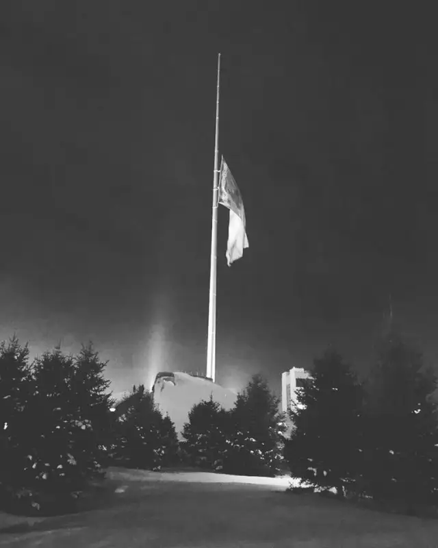 Ең үлкен ту төмен түсірілді