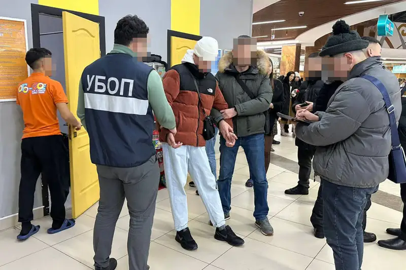 Петропавлда жедел уәкілдер жасөспірімді қорқытып, ақша алмақ болған күдіктіні ұстады  