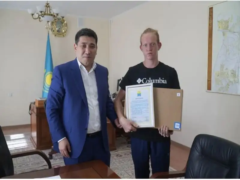 Орал әкімі Шаған өзенінде ер адамды құтқарып қалған жасөспірімді марапаттады