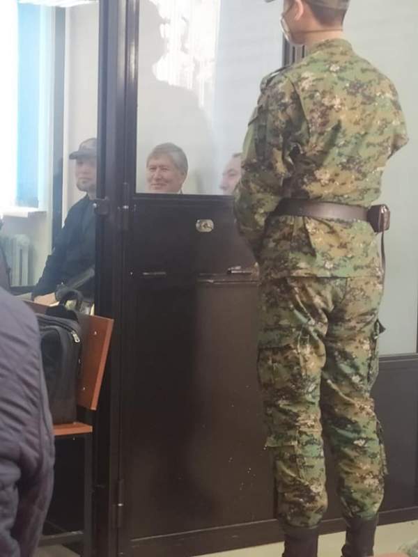 Атамбаев өзін қамауда қалдыруды сұрады