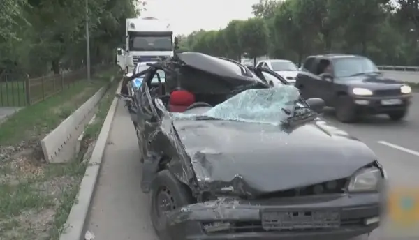 Алматыда жүргізуші жантүршігерлік жол апатынан аман қалды 