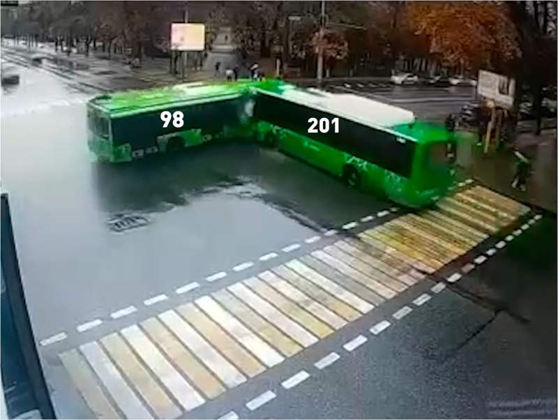 Алматыда 98-ші автобустың жүргізушісі адам өліміне себепші болған жол апатынан кейін сотталды