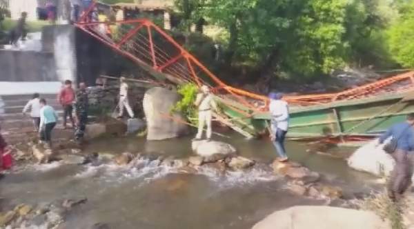 Үндістанда көпір құлап, өткіншілер ауыр жарақат алды
